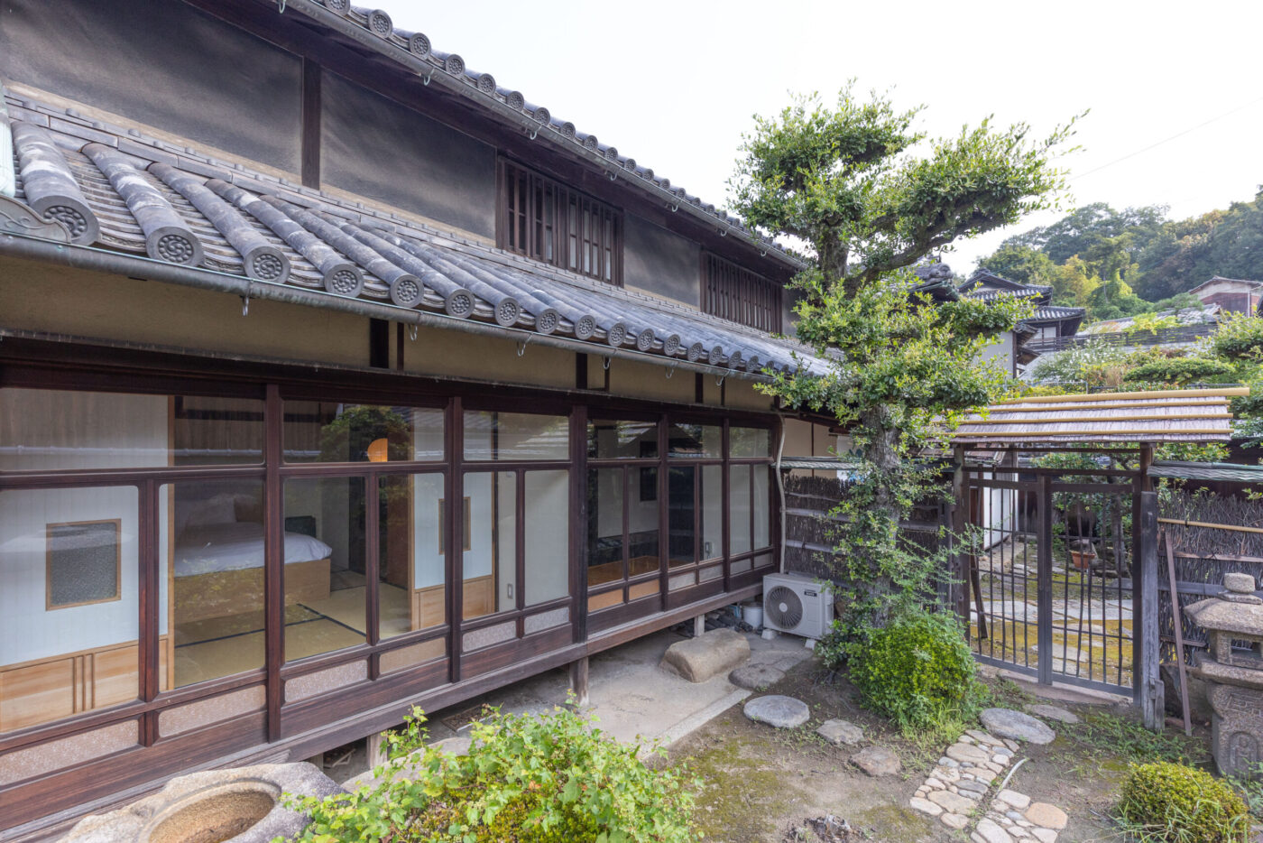 宿庭から見た外観