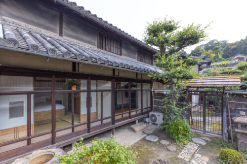 宿庭から見た外観